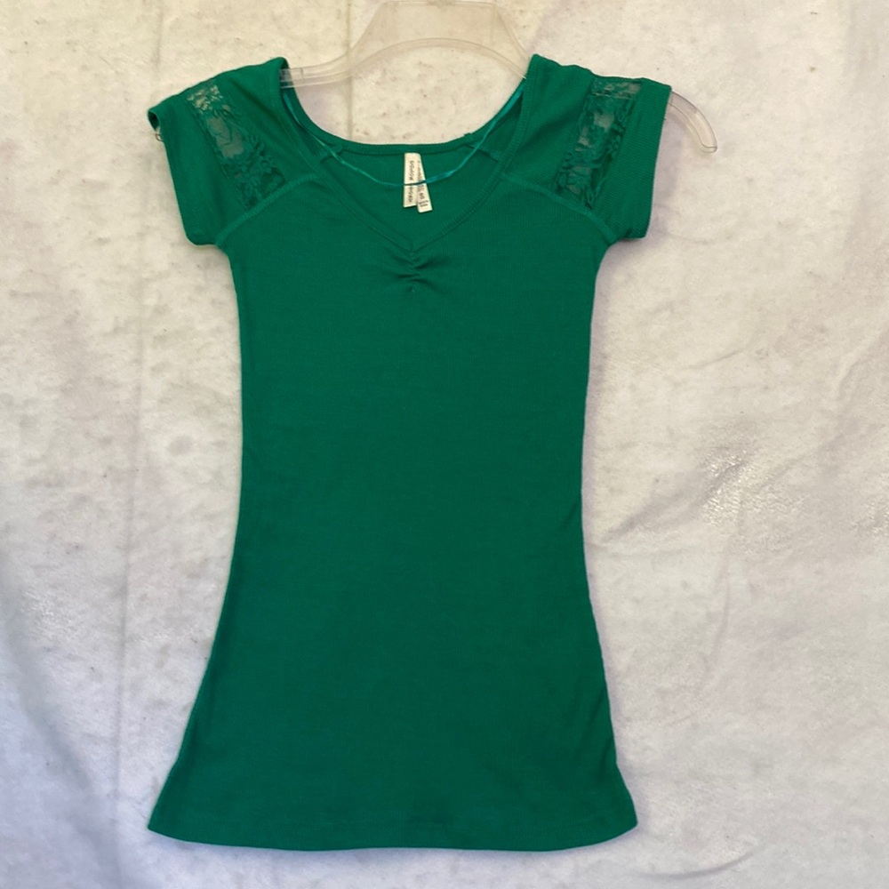 SOFT AND FEMININE KELLY GREEN CAP SLEEVE TEE